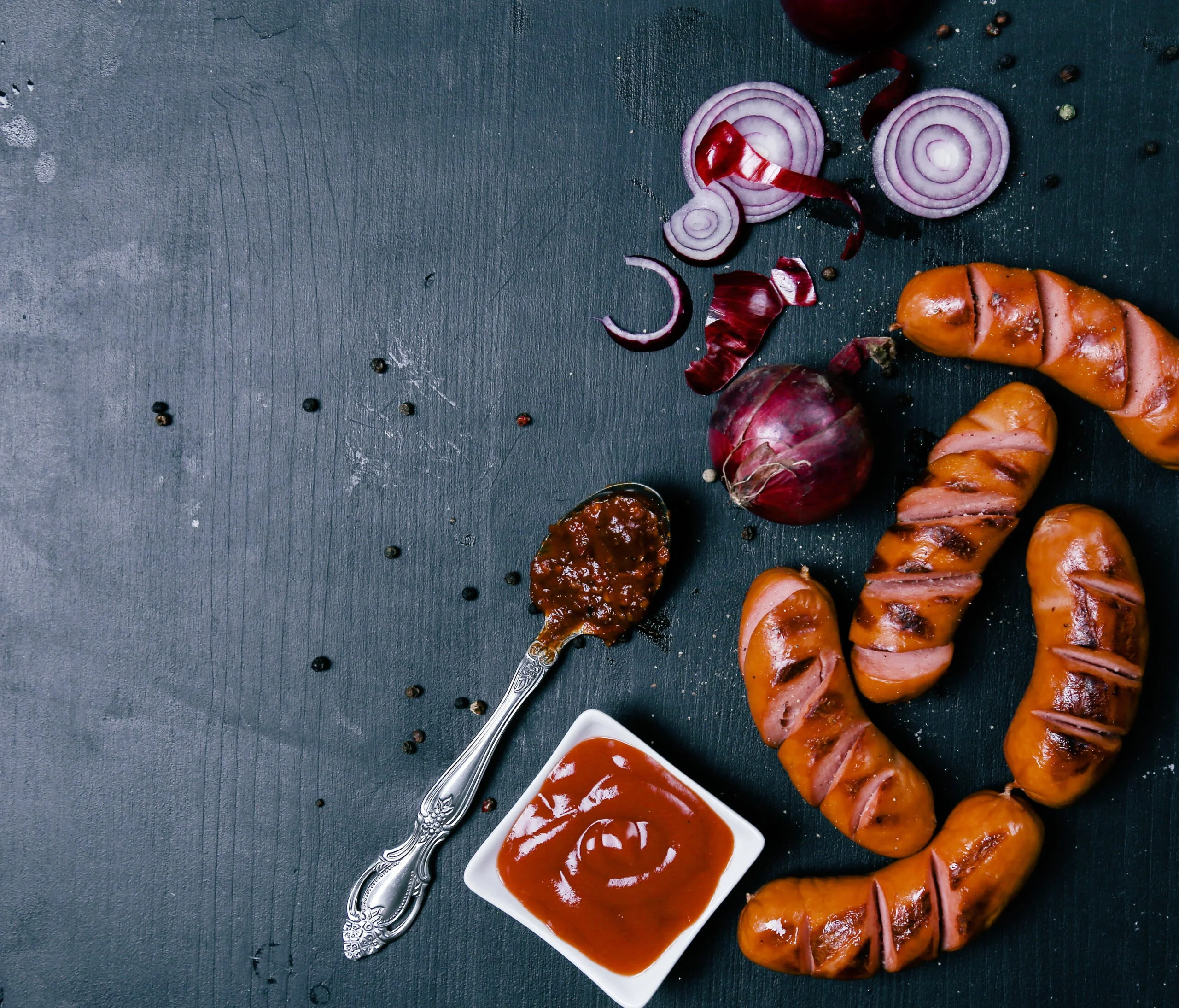Churrasco de Linguiça Toscana: Como Assar sem Estourar 1 Linguiça toscana crua pronta para o churrasco
