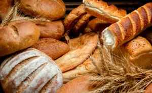 Pães Caseiros para Acompanhar o Churrasco: Receitas Fáceis (Alho, Focaccia e +)