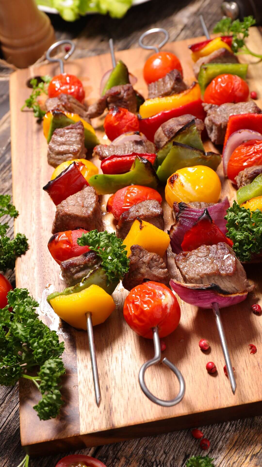 9 Tipos de Espetinhos para Churrasco (com Receitas) 4 Espetinhos coloridos de legumes sobre a tábua