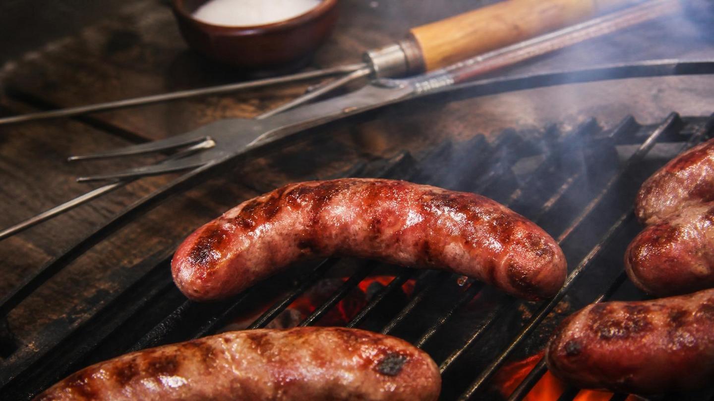 Churrasco de linguiça toscana perfeito: guia prático - Um churras - Imagem gerada por IA