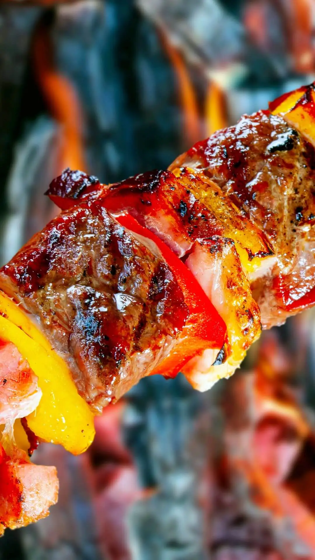 Espetinho de Frango: Dicas, Marinadas e Grelha 2 Espetinho de frango assando na brasa