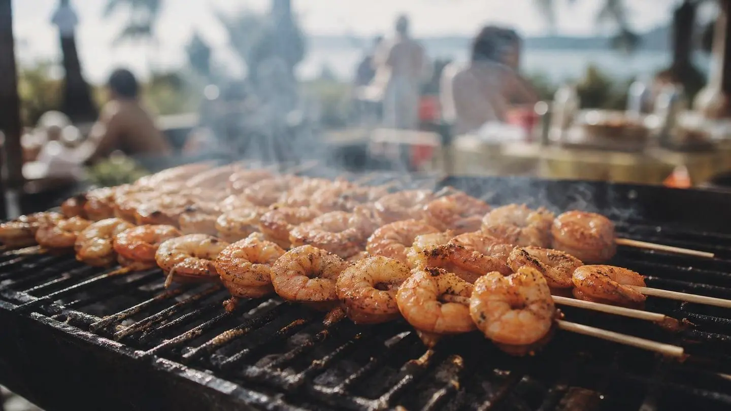 Espetos de camarão na churrasqueira irresistíveis - Um churras - Imagem gerada por IA